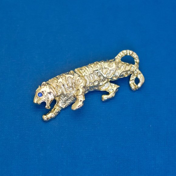 Vintage Light Gold Tone Intricate Tiger Blue Eyed Brooch by Gerry's D40 - Picture 1 of 2